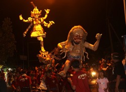 Sambut Nyepi, Warga Bali Tumpah Ruah Gelar Pawai Ogoh-ogoh