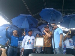 Pakai 7.000 Payung, Kampanye Demokrat di Kebayoran Raih Rekor MURI