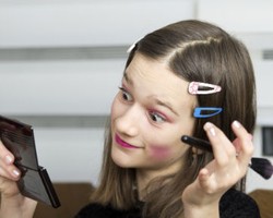 Centil, Remaja Kini Pakai Make-up Sejak Usia 11 Tahun