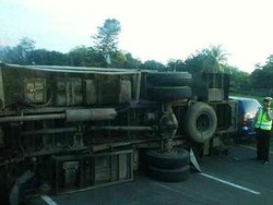 Alat Berat Dikerahkan Angkat Truk Isi Sosis yang Melintang di Tol Cikampek Km 64