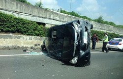 Innova Terbalik di Tol Pluit Arah ke Bandara, Lalin Macet 2 Km