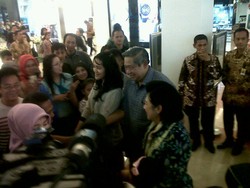 SBY dan Ibu Ani Kunjungi Trans Studio Bandung, Warga Berebut Salaman