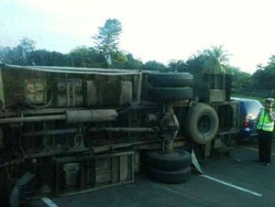 Truk Terguling Melintang di Tol Cikampek KM 64 Arah Jakarta