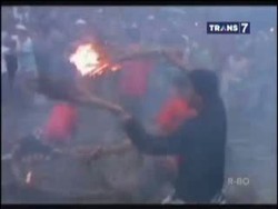 Ricuh Saat Acara Tradisi Perang Api