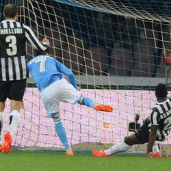 Napoli Hentikan Rentetan Laga Tak Terkalahkan Juve