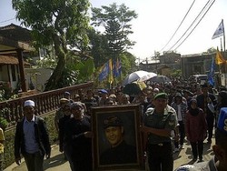 Lepas Jenazah Asep Sunandar ke Liang Lahat, Bupati Bandung Menangis