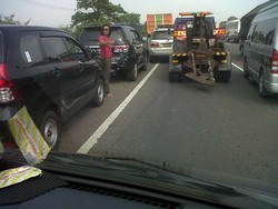 4 Kendaraan Tabrakan Beruntun di Tol Cikampek KM 53, Lalin Tersendat
