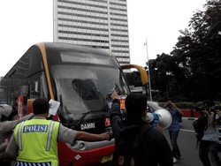 Demo di HI, Aksi Mahasiswa ini Bikin Lalin Tersendat karena Berhentikan TransJ