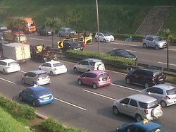 Truk Berisi Galon Air Mineral Terguling, Tol JORR Macet di KM 24-29