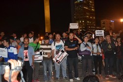 Puluhan Orang Nyalakan Lilin Solidaritas untuk Satinah di Bundaran HI