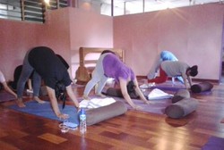 Ingin Bebas Keluhan Saat Hamil? Cobalah Prenatal Yoga