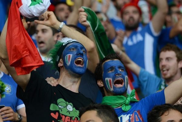 Mencaci dan Memuji ala Fans Inggris dan Italia