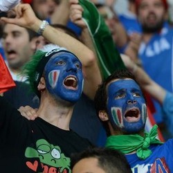 Mencaci dan Memuji ala Fans Inggris dan Italia