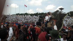 Lempar Topi ke Simpatisan, Anis Matta: Itu Topi Capres