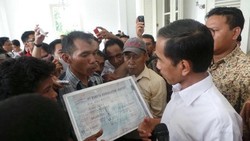 Massa Beri Jokowi Tiket Kereta Kencana Nomor 1 ke Istana