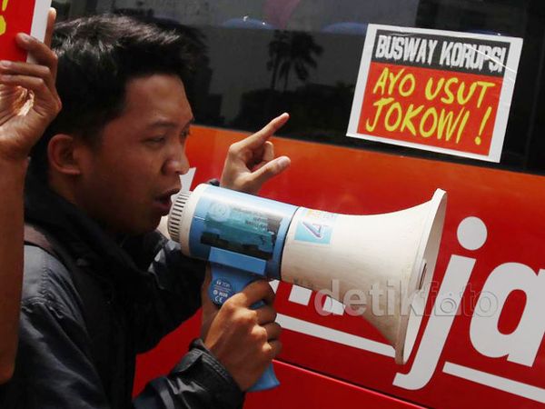 Mahasiswa Demo TransJ