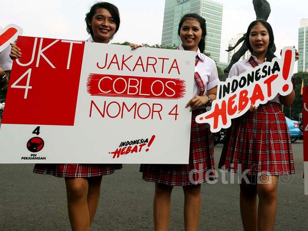 Mahasiswi Bergaya JKT48 Bagikan Stiker Indonesia Hebat