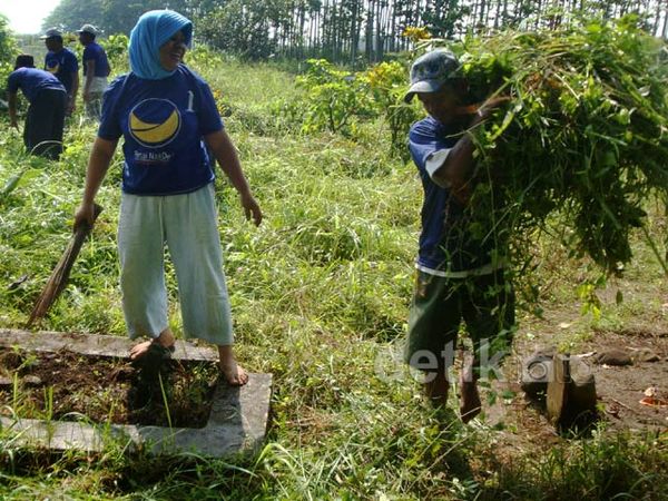 NasDem Kerja Bakti Bersihkan Makam