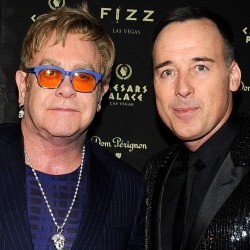 Elton John Segera Menikah dengan Pasangan Gay-nya