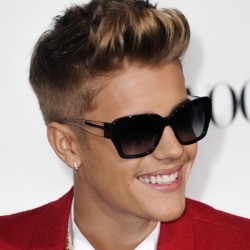 Huuu! Justin Bieber Disoraki Saat Menang Award di Canada