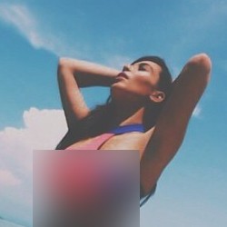Liburan ke Thailand, Kim Kardashian Pamer Tubuh Seksi Berbikini