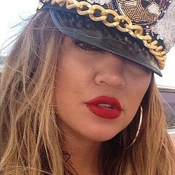 Khloe Kardashian Pamer Tato di Dadanya