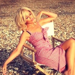 Terinspirasi Marilyn Monroe, Begini Pose Menggoda Kylie Minogue