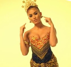 Rilis Video Klip Internasional, Agnez Mo Pakai Kebaya Anne Avantie