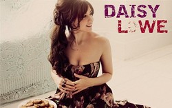 Model Daisy Lowe Tulis Buku Resep Dessert Sehat