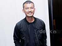 Gaya Cool Rio Dewanto Berjaket Hitam