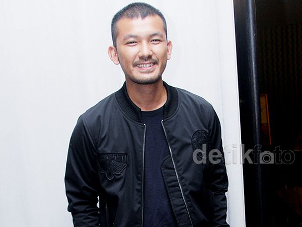 Gaya Cool Rio Dewanto Berjaket Hitam