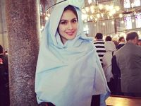 Sandra Dewi Tampil Berkerudung di Istanbul