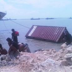 12 Kontainer KM Journey Terdampar di Perairan Gresik