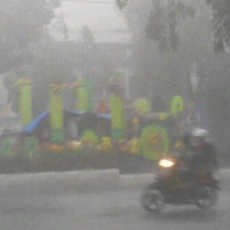 Pawai HUT Kota Malang Diguyur Hujan Deras, Warga Bubar