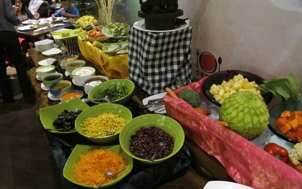 Aneka Ikan Bakar dan Fettuccine Saus Cokelat di Oopen Ibis Bandung