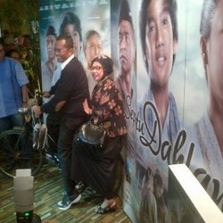 Bersama Istri, Dahlan Nonton Bareng Film Perdana Sepatu Dahlan