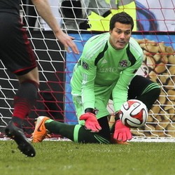 Julio Cesar Tertarik Gabung Benfica