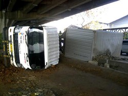 Truk Kontainer Terbalik Melintang di Jl Lodan Ancol, Lalu Lintas Mulai Tersendat