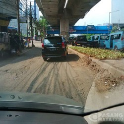 Awas! Jalan Satrio di Bawah JLNT Casablanca Berlubang