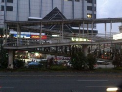 Duh! Panjangnya Antrean di Halte TransJ Sarinah Capai 20 Meter