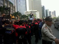 Unjuk Rasa di Sudirman Meluber Sampai ke Jalur Lambat, Lalin Tersendat