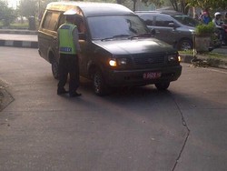 Priiit! Kendaraan Dinas Berpelat Merah ini Lawan Arus di Ranco Tanjung Barat