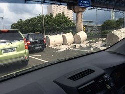 Truk Alami Kecelakaan, Gelondongan Kertas ini Berserakan di Tol Dalam Kota