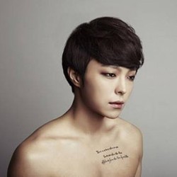 Siap Debut, Park Si Hwan Telanjang Dada di Teaser Foto