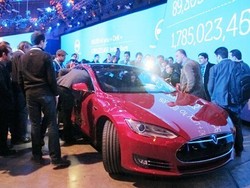 Tesla Terapkan Pelindung Kebakaran Mobil
