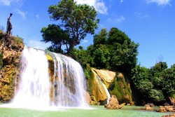 Madura Punya Air Terjun Langsung ke Laut!