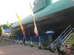 Asyik! Masuk ke Kapal Selam Asli di Surabaya