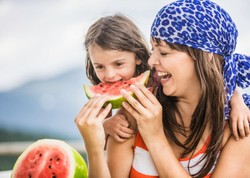 Agar tetap Aktif dan Sehat Saat Cuaca Panas, Berikan Anak Semangka dan Smoothies