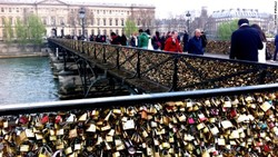 Takut Merusak Jembatan, Gembok Cinta Paris Rencananya Ditiadakan