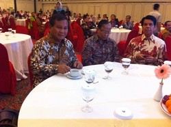 Berbatik Cokelat, Prabowo Hadiri Deklarasi Dukungan dari Guru Besar